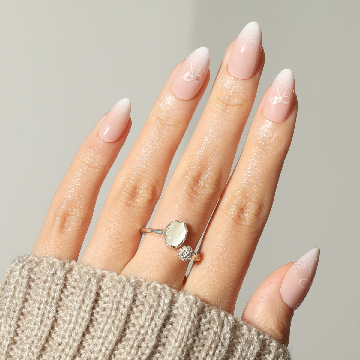 White Ombre Bow,Ellie Vincy Press on Nails, Almond,Ombre, White press on nails,30 pcs, False nails,Reusable,Glue on nails,Sticky on nails,Pop on nails