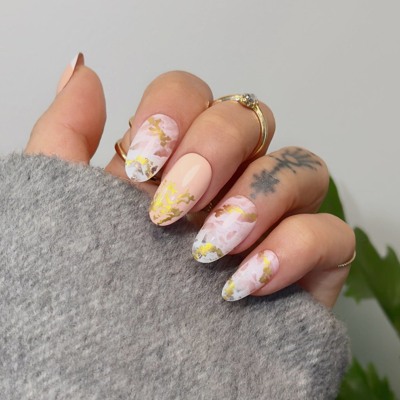 Ombre Golden,Ellie Vincy, Almond,Other, Abstract, Pink, Gold press on nails,28 pcs, false nails,reusable,glue on nails