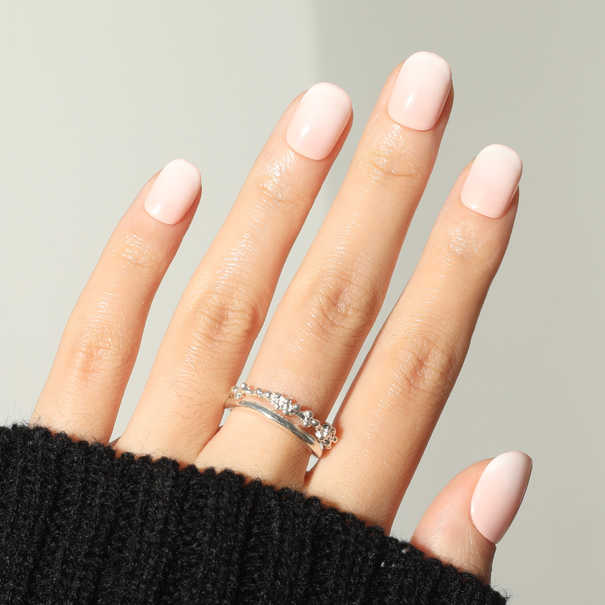 Short Ombre Pink,Ellie Vincy Press on Nails, Round,Ombre, Pink press on nails,24 pcs, False nails,Reusable,Glue on nails,Sticky on nails,Pop on nails