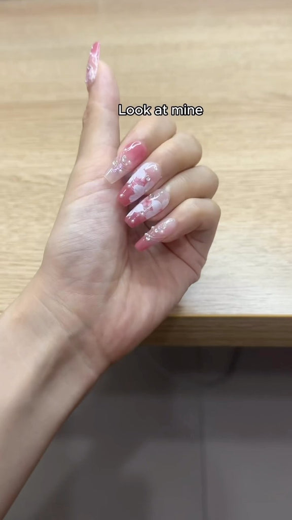 Want to see how strong my press-on nails? Watch this!

#nailstest #pressontoenails #ellievincynails #nailschallenge #reusablenails #stickytabs #nailtutorial #pressonnailstutorial #nails